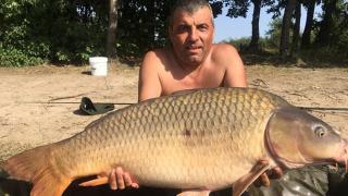 Пламен хвана сом - гигант, би се с него час, докато го извади от реката (ВИДЕО)