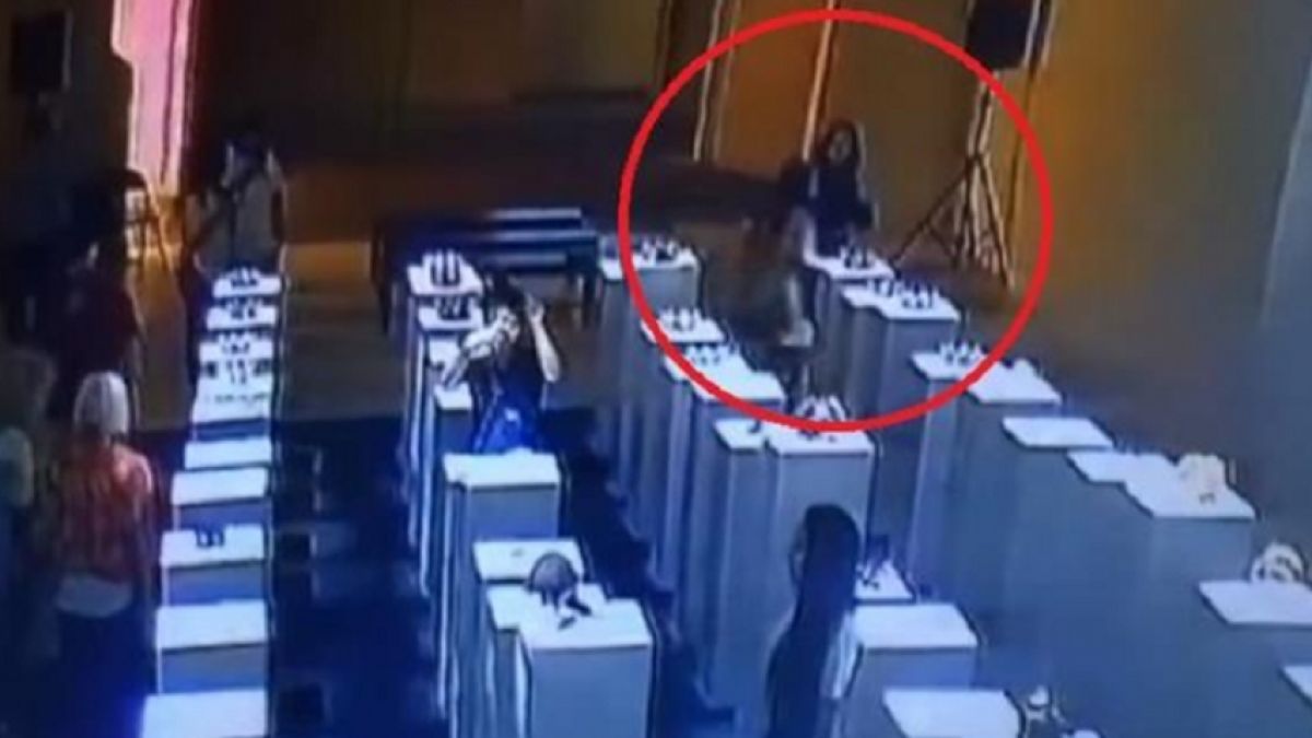 Това е най-скъпото селфи на света. Заради едната снимка девойка направи щети за 200 000 долара (ВИДЕО)