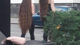 Няма такива коси! Две красиви момичета се разходиха из София и веднага станаха център на внимание (СНИМКА)