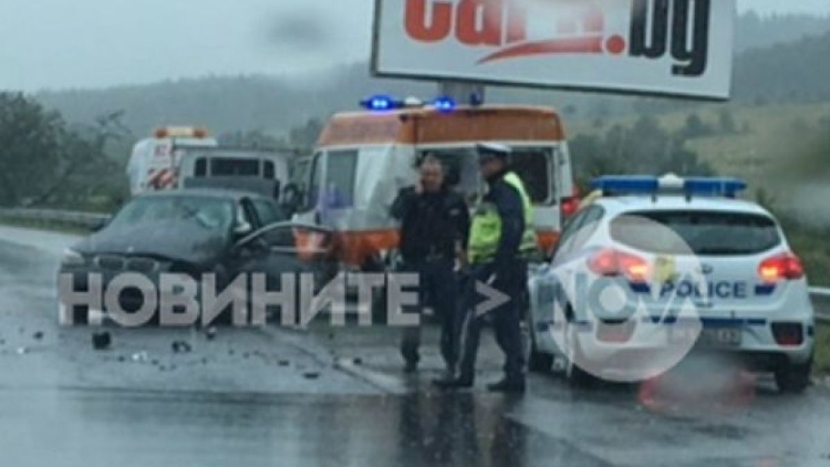 Първи СНИМКИ от мелето на "Тракия", в което пострада и линейка 