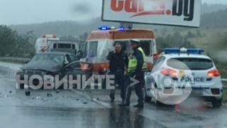 Първи СНИМКИ от мелето на "Тракия", в което пострада и линейка 