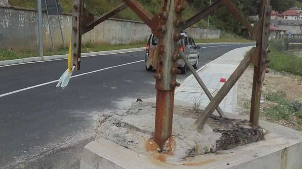 Зрелищни СНИМКИ от реновация на път и куц стълб показват какви ги свърши геният на българската инженерна мисъл на входа на Неделино 