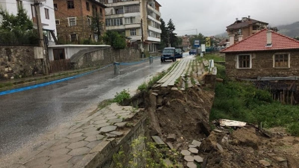 Голяма опасност дебне шофьорите на пътя Доспат-Тешел (СНИМКА)