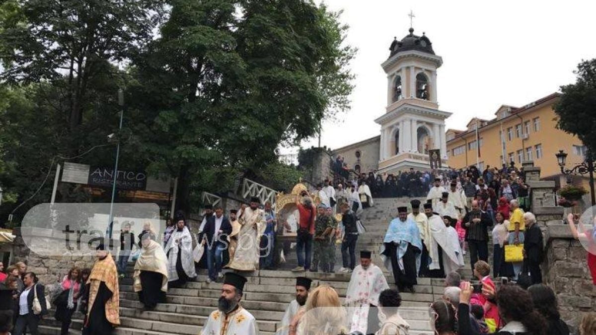 Стотици миряни посрещнаха чудотворната икона на Света Богодорица Всецарица (СНИМКИ/ВИДЕО)