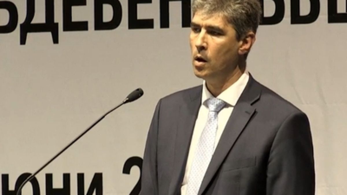 Лозан Панов смени мерцедеса си с Краси трамвая! Мотрисата му, обаче се понесе към... депото! 