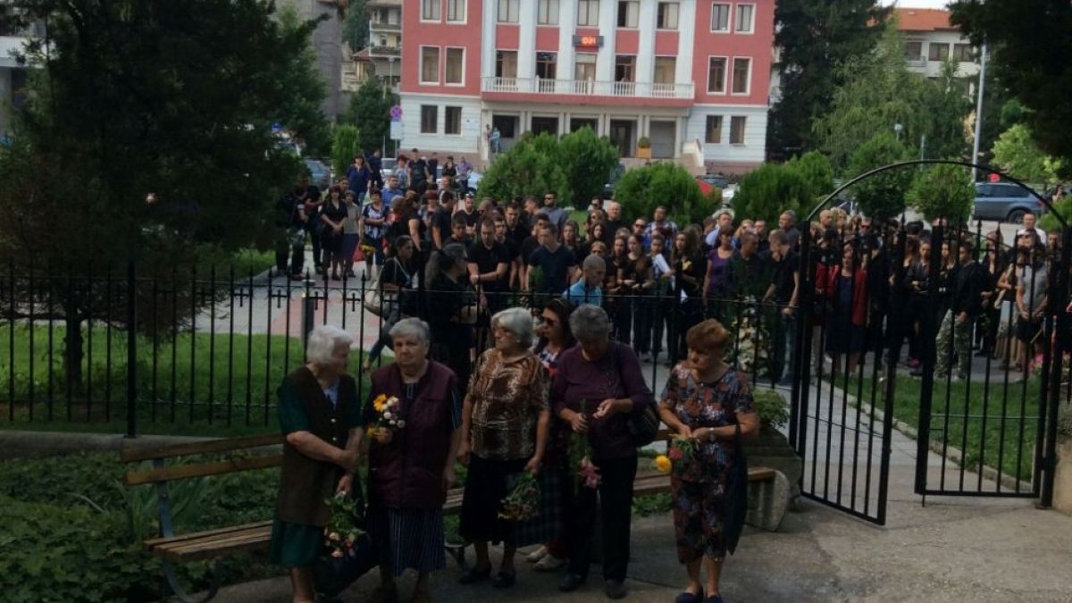 Почернената Бяла плаче и се сбогува с Алекс (СНИМКИ/ВИДЕО)