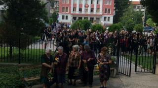 Почернената Бяла плаче и се сбогува с Алекс (СНИМКИ/ВИДЕО)