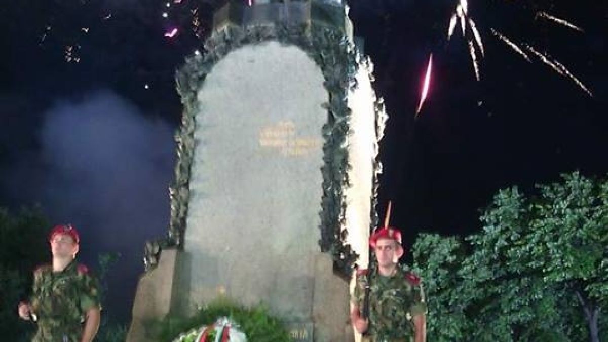 Румен Радев и малчугани в униформи трогнаха Карлово заради Апостола (СНИМКИ)
