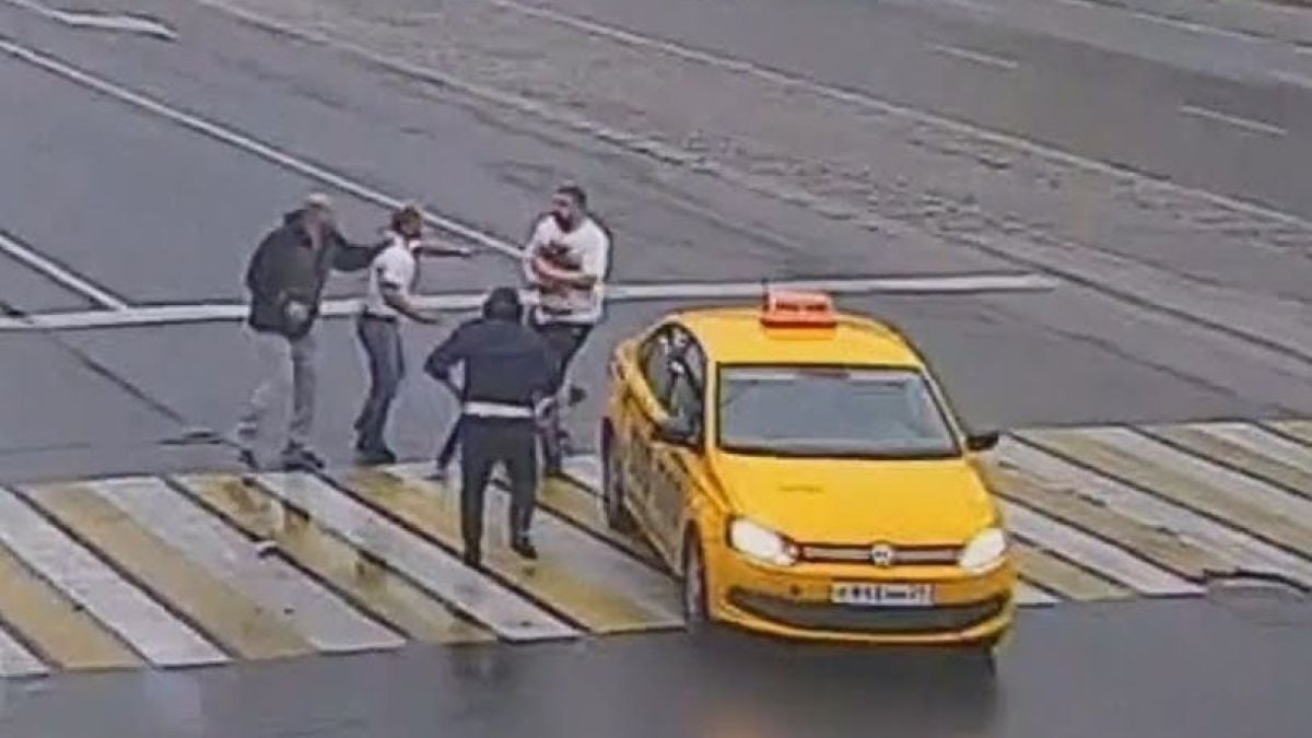 Пътник в такси удари двама младежи до пешеходна пътека, но след това настана истинско меле (ВИДЕО 18+)
