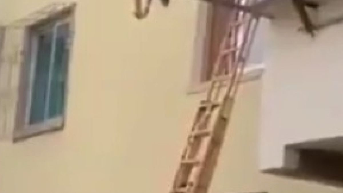 Полугола любовница, спипана на калъп от съпругата, скочи от прозореца (ВИДЕО)