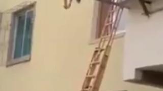 Полугола любовница, спипана на калъп от съпругата, скочи от прозореца (ВИДЕО)