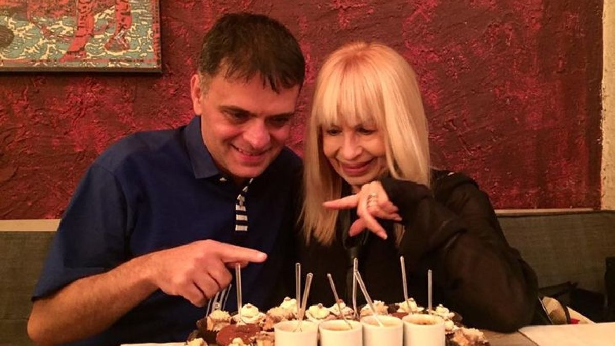 Първо в БЛИЦ! Васко Василев и Лили Иванова пуснаха закачливи СНИМКИ, цигуларят пипна певицата за...