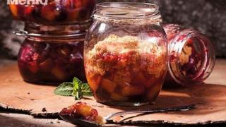 Вкусно изкушение! Този прасковен сладкиш в бурканчета е рай за сетивата