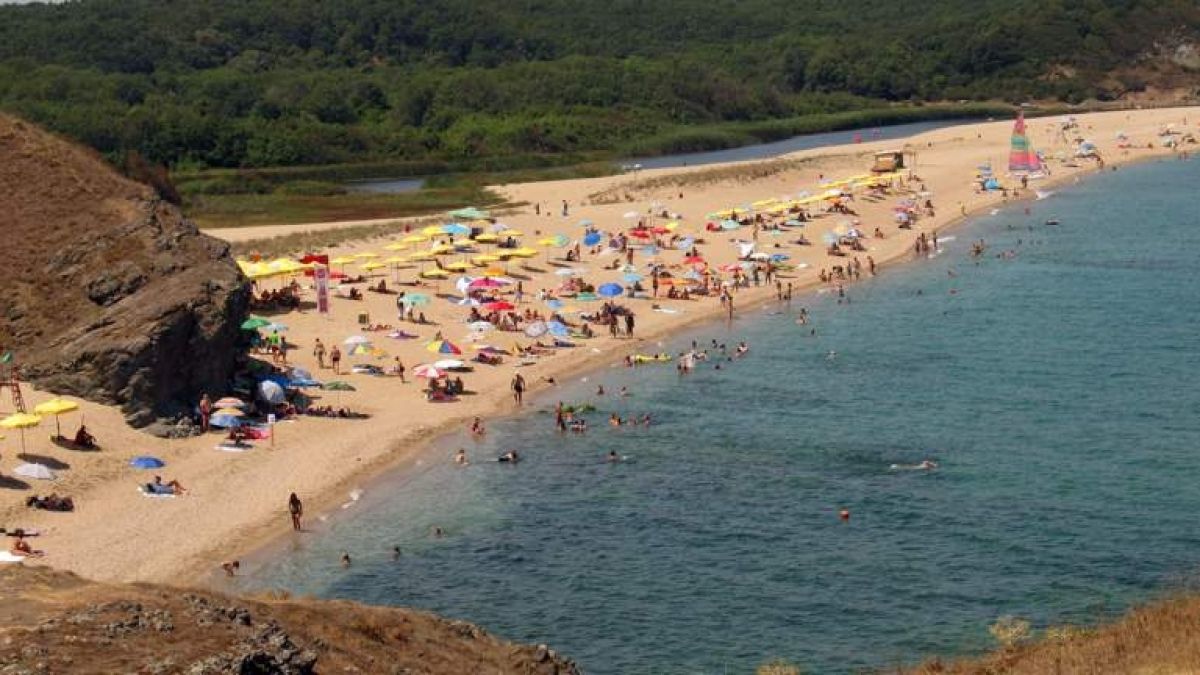 Ужас на плажа край Синеморец! Морето изхвърли гадост, идваща извън територията на България