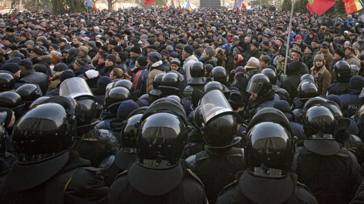 Сблъсъци между полицията и протестиращите пред парламента на Молдова
