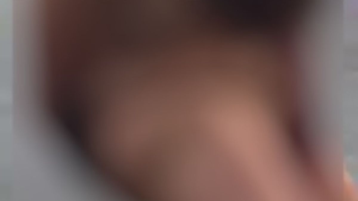 Дрогата погубва! Гола жена взе ножовка и започна да се реже между краката насред улицата (СНИМКИ/ ВИДЕО 18+)