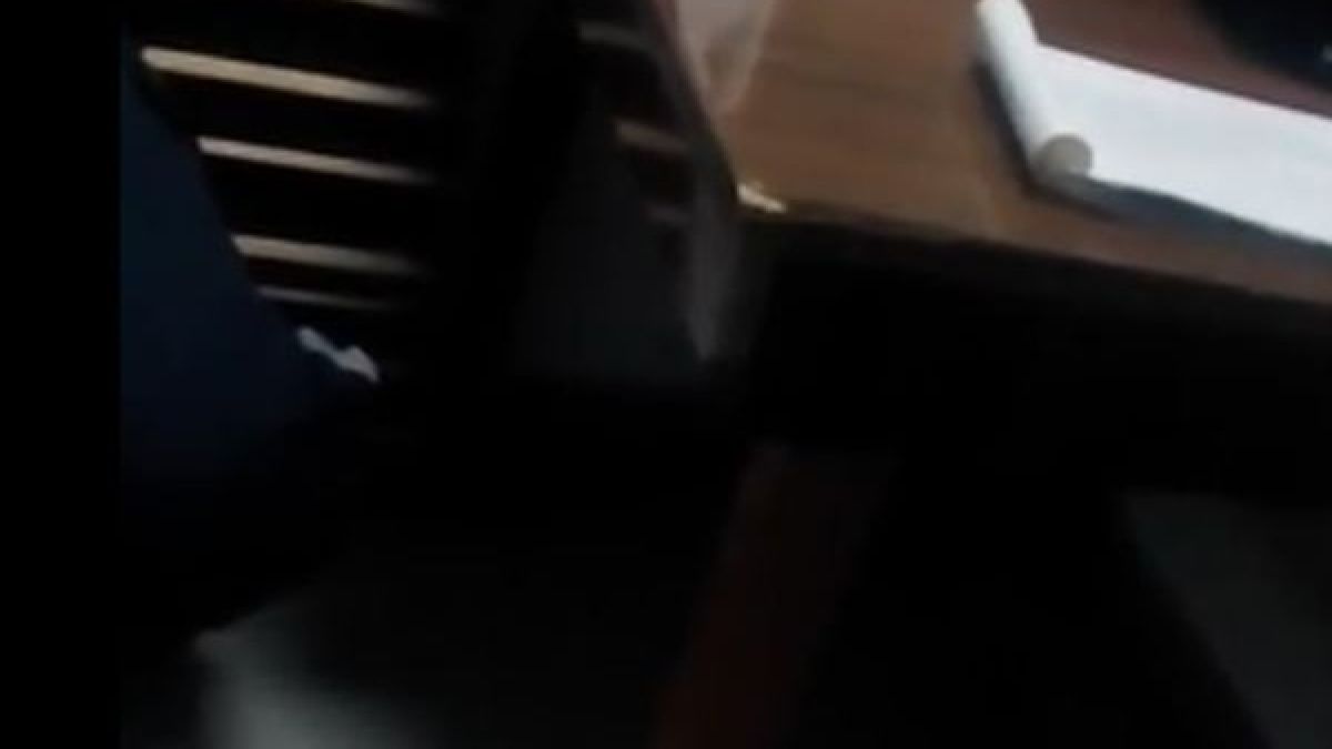 Само в БЛИЦ: Скандално ВИДЕО показва как шеф в АЕЦ "Козлодуй" срива със земята служител на МВР: "Ще те уволня, защото си педерас голем, ти си никой"!