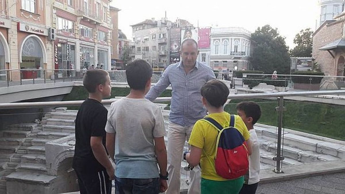 Трогателно! Президентът Радев се разходи инкогнито в Пловдив, малчугани обаче го забелязаха и... (СНИМКИ)
