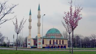 Кметица строи джамия, противници на ислямизацията я подлудиха с маанета пред дома ѝ в 5 часа заранта (ВИДЕО)