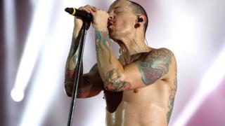 Синът на самоубилия се вокалист на Linkin Park написа трогателно съобщение на баща си (СНИМКА)