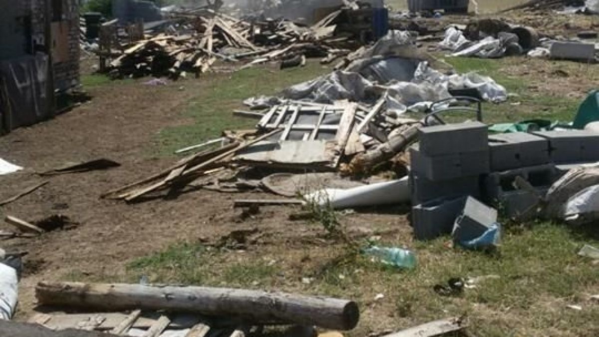 Първо в БЛИЦ: Писъци и рев огласиха Асеновград: Изравниха със земята 16 ромски къщи