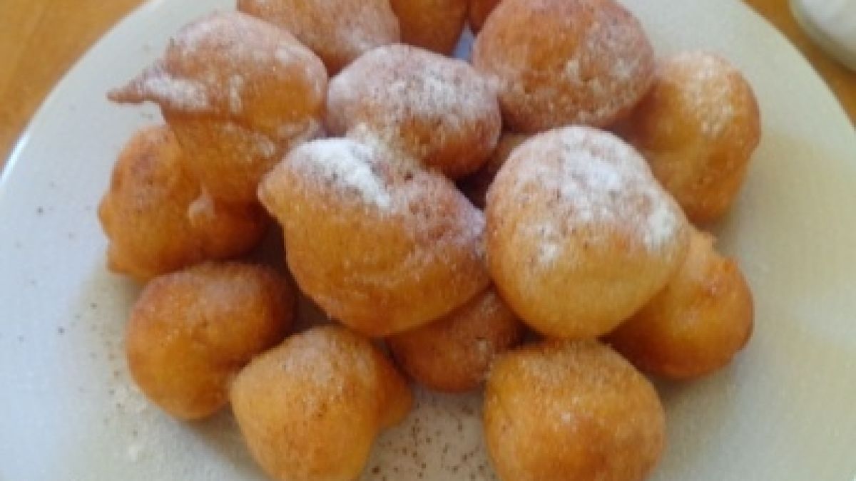 Чудите се какво да закусвате? Ето ви едни бързи и вкусни бухтички, с които да стартирате деня като шампиони