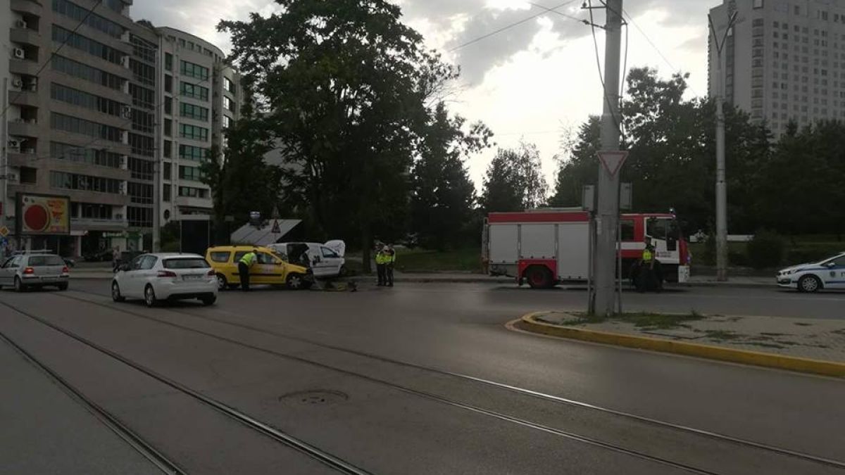 Първи СНИМКИ от жестоката катастрофа на бул. "Черни връх" в столицата   