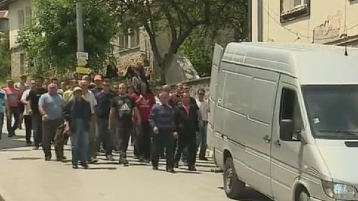 Трагедията е пълна! Цял Триград се събра на площада и със сълзи на очи изпрати в последния му път 16-годишния Кристиян (ВИДЕО)
