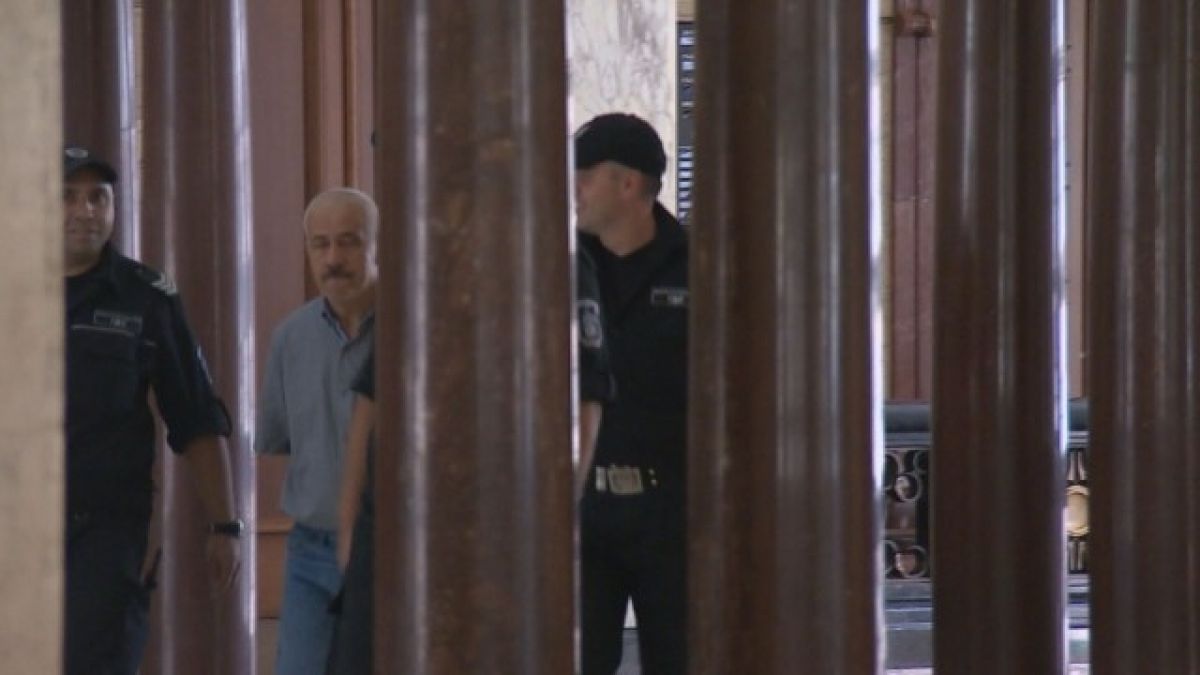 Година след като уби на пътя семейство мотористи, Фарук Бекташ още е в неизвестност