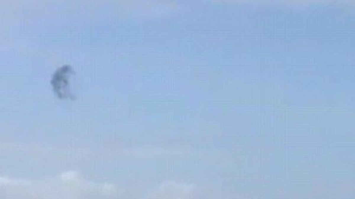 Мистериозен момент! Морфиращо НЛО бе видяно да левитира над Магистрала (СНИМКИ/ВИДЕО)