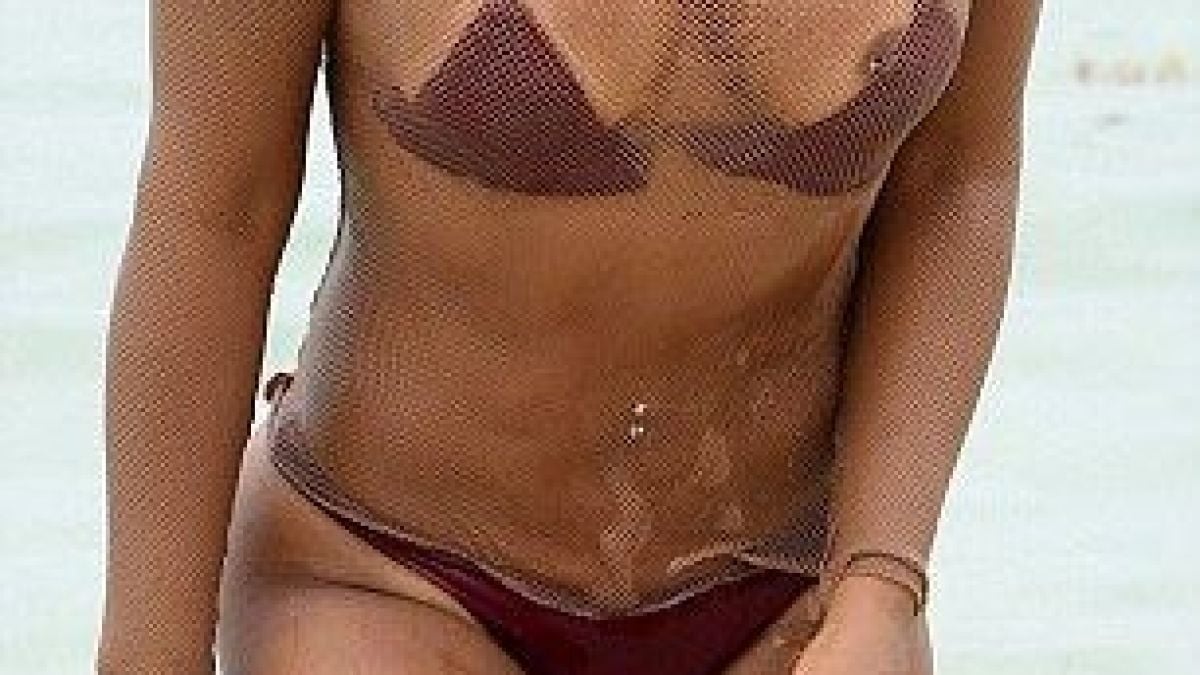 Кристина Милиан заголи зърно на плаж (СНИМКИ/ВИДЕО 18+)