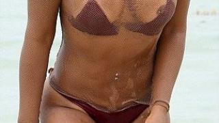 Кристина Милиан заголи зърно на плаж (СНИМКИ/ВИДЕО 18+)