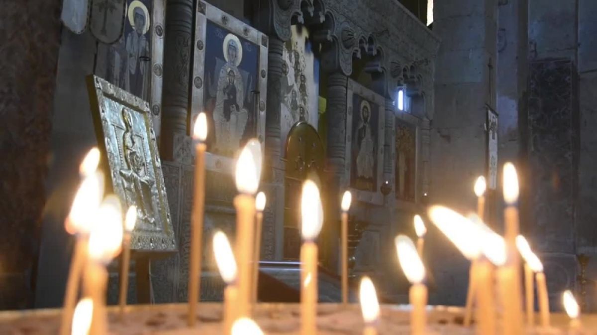 Тази теория преобръща всичко нагоре с главата! Летящи чинии наблюдават разпъването на Исус Христос на религиозна фреска (ВИДЕО)