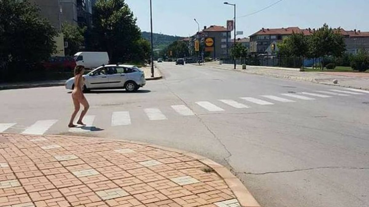 Ексклузивно в БЛИЦ! След епидемията от голи мъже в страната жена без дрехи снове из улиците в Горна Оряховица (СНИМКА 18+)