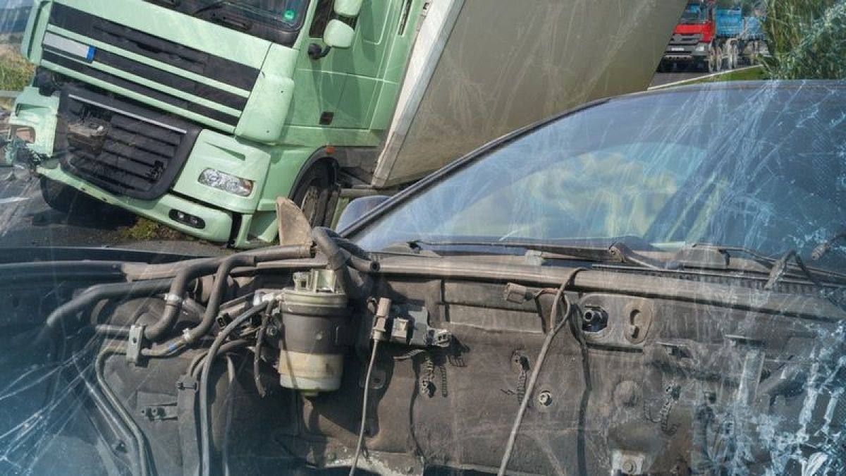 Адска трагедия край София! "Голф" се нацепи челно в цистерна - има много загинали