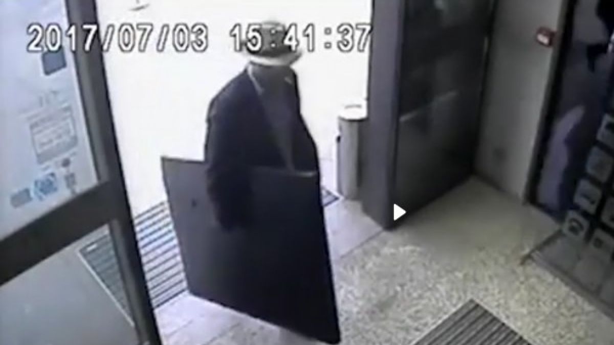 Крадец измъкна като на кино скъпа картина от столичен хотел (СНИМКА)