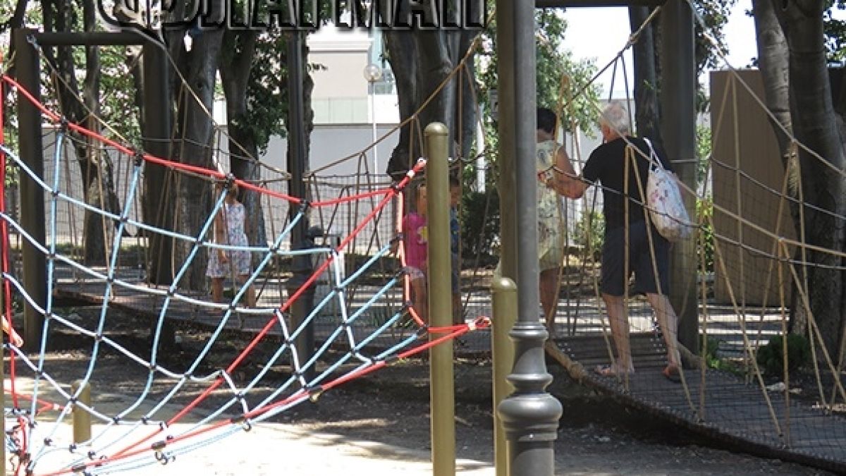 Бургазлии направиха мост за децата, но ето кой се друса по него (СНИМКИ)