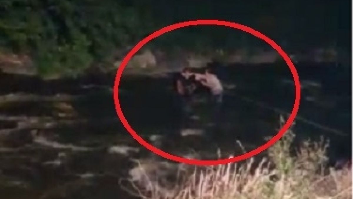 Ексклузивно ВИДЕО в БЛИЦ с подвига на безстрашния пожарникар, който спаси 10 деца тази нощ край с. Варвара