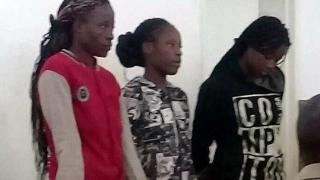 Разгонени чернокожи девици изнасилиха брутално пастор, на който дължали пари - две го проснали на кревата, третата го яхнала