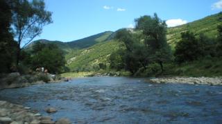 Малко момченце опита да прескочи река Вит, а после се случи нещо кошмарно!