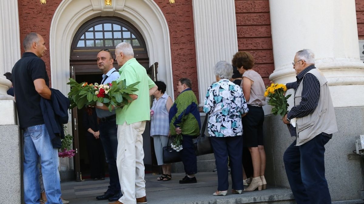 Фоторепортаж в БЛИЦ! България се сбогува с незабравимата актриса Ванча Дойчева (ВИДЕО)