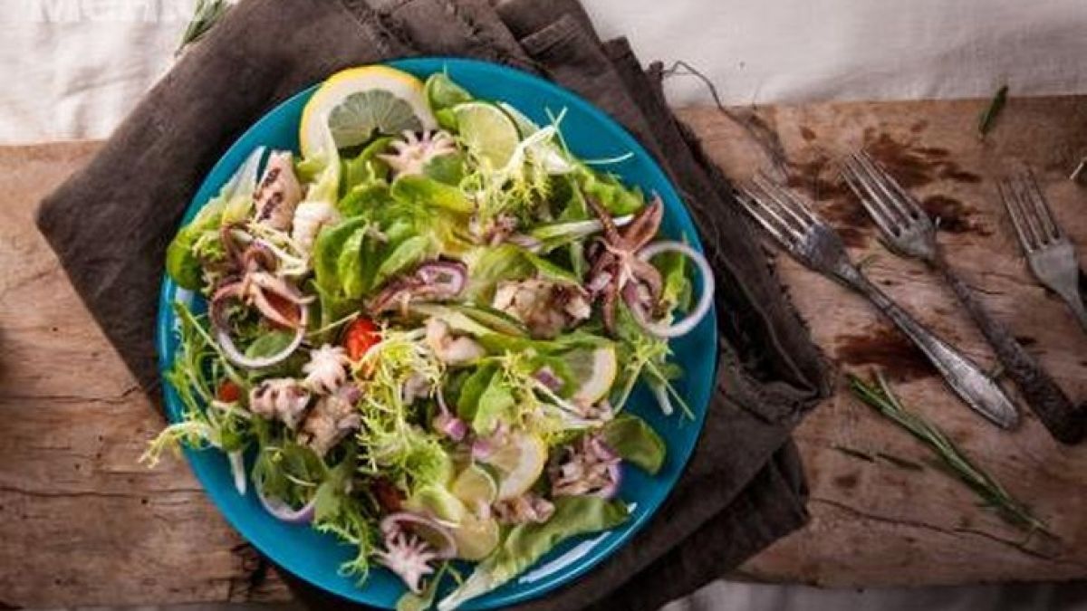 Здравословна вкусотия за лятото! Опитайте тази средиземноморска салата с морски дарове
