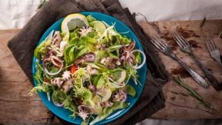 Здравословна вкусотия за лятото! Опитайте тази средиземноморска салата с морски дарове