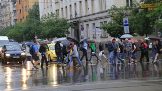Тази нощ над Централна България може да е страшно - идат потоп и градушки