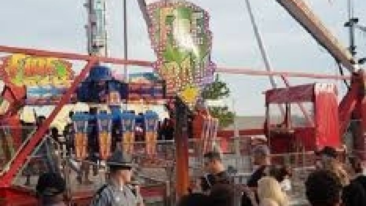 Ужас на панаир! Въртележка се срути и уби един, а петима други берат душа в болница (ВИДЕО)