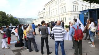 Фоторепортаж в БЛИЦ! Вие сте виновни! Столичани на протест пред парламента срещу ромските безчинства (СНИМКИ)
