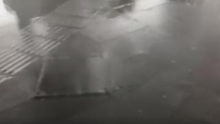 Драматични кадри! Шахта се взриви и литна 4 метра във въздуха, жена се размина на косъм със смъртта (ВИДЕО)