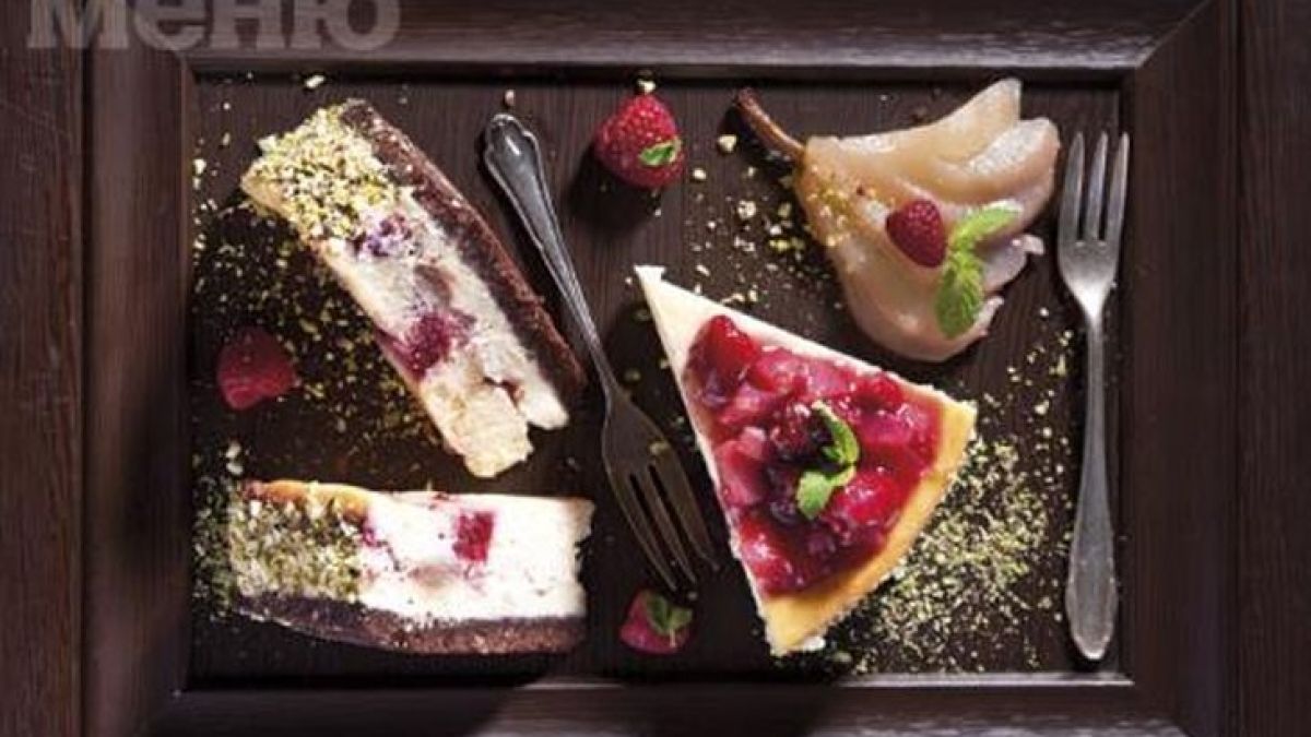 Този чийзкейк с круши и малини непрестанно изненадва небцето с вкуса си!