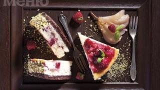 Този чийзкейк с круши и малини непрестанно изненадва небцето с вкуса си!