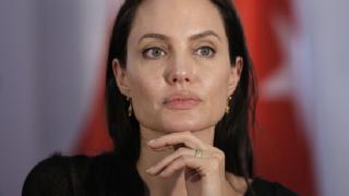 Голяма беда за Анджелина Джоли! Лицето ѝ се парализира заради раздялата с Брад Пит